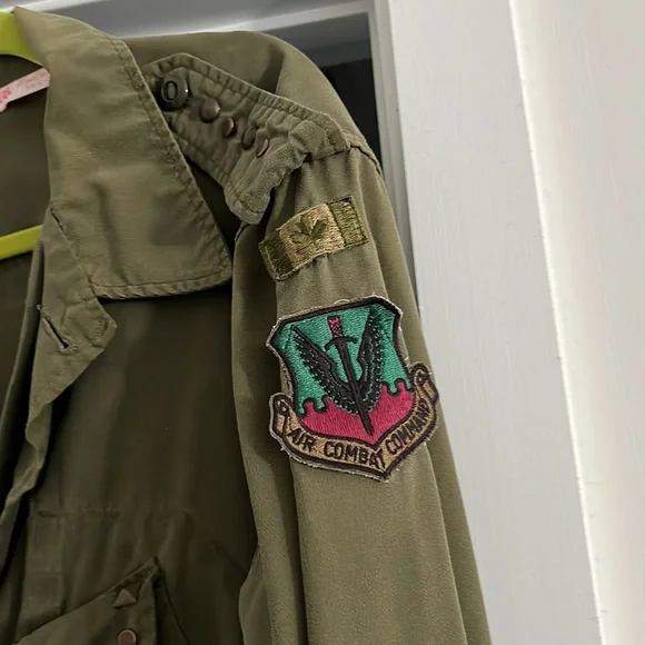 Gorgeous army jacket with patches and grommets and detail galore! Lots Pockets